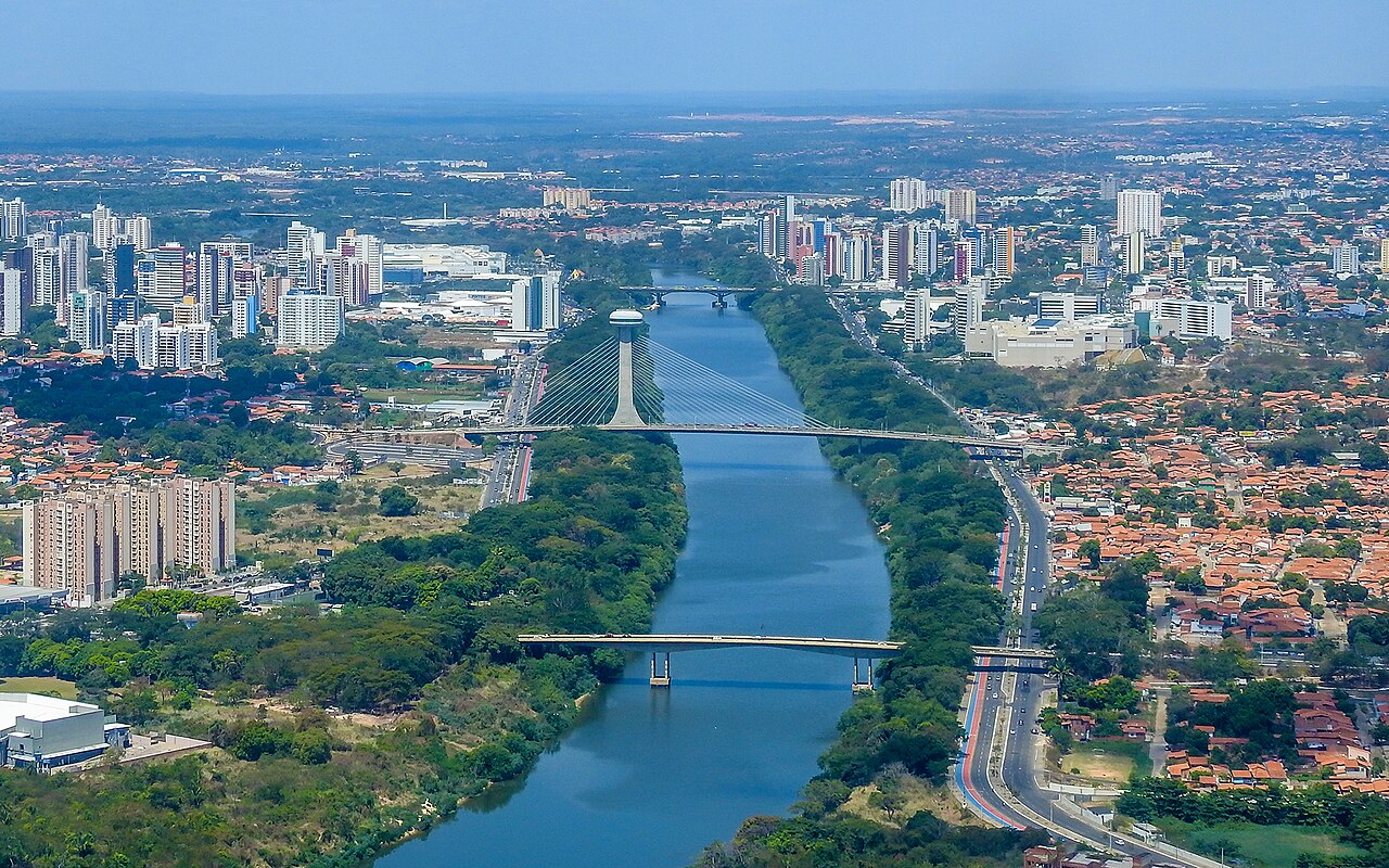Vista aérea de Teresina, Piauí, com o Rio Poti, a Ponte Estaiada e prédios da cidade ao fundo